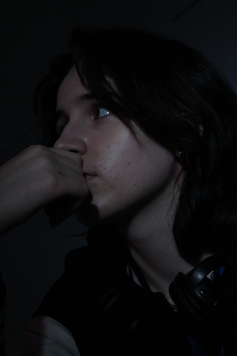 photo d'une fille songeuse de profil