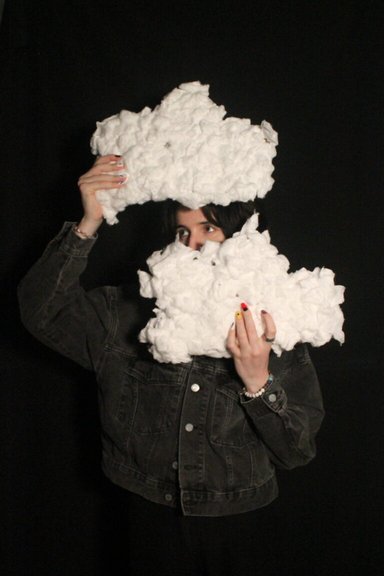 photo d'une fille la tête dans les nuages, littéralement
