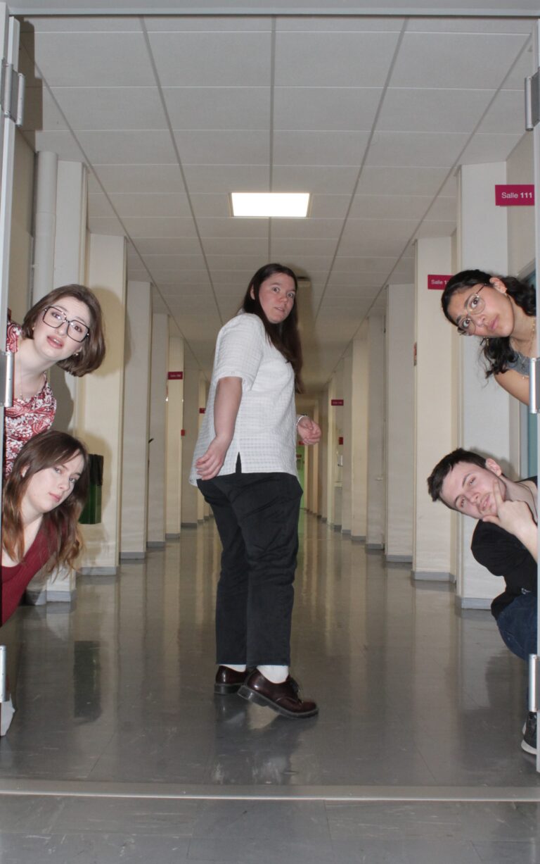 photo de 5 personnes ayant l'air choquées