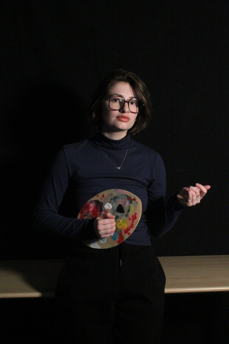 photo d'une fille qui joue de la guitare avec une palette de peinture