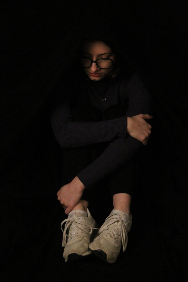 photo d'une fille renfermée sur elle meme